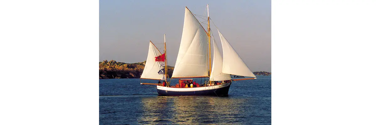 Le Charle-Marie marchant à la voile, à la sortie des îles Chausey.