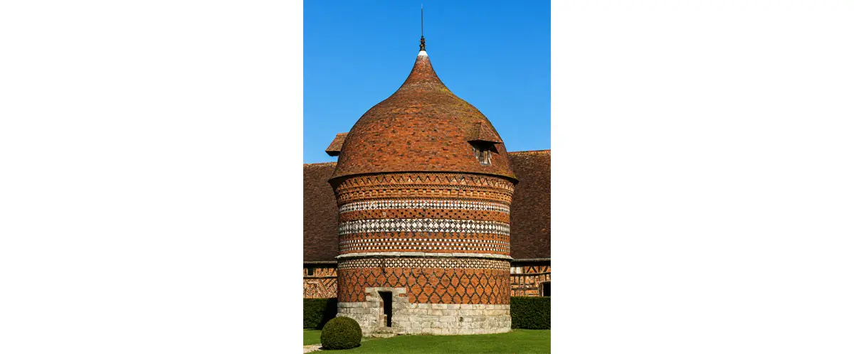 Photo du pigeonnier construit en 1535, un des plus beaux de la région.