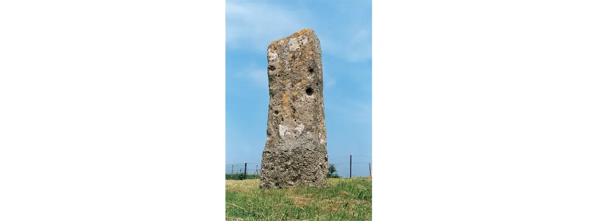 Le « menhir des Demoiselles » ou de « la pierre debout » – Colombiers-sur-Seulles.