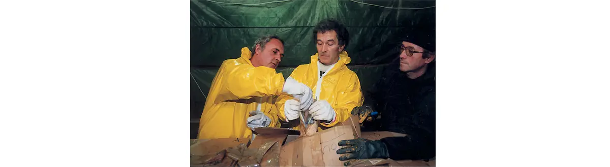 Réception et gavage des oiseaux mazoutés dans l’annexe temporaire du C.H.E.N.E. à Yvetot. (Photo Eric Bruneval © Patrimoine Normand)
