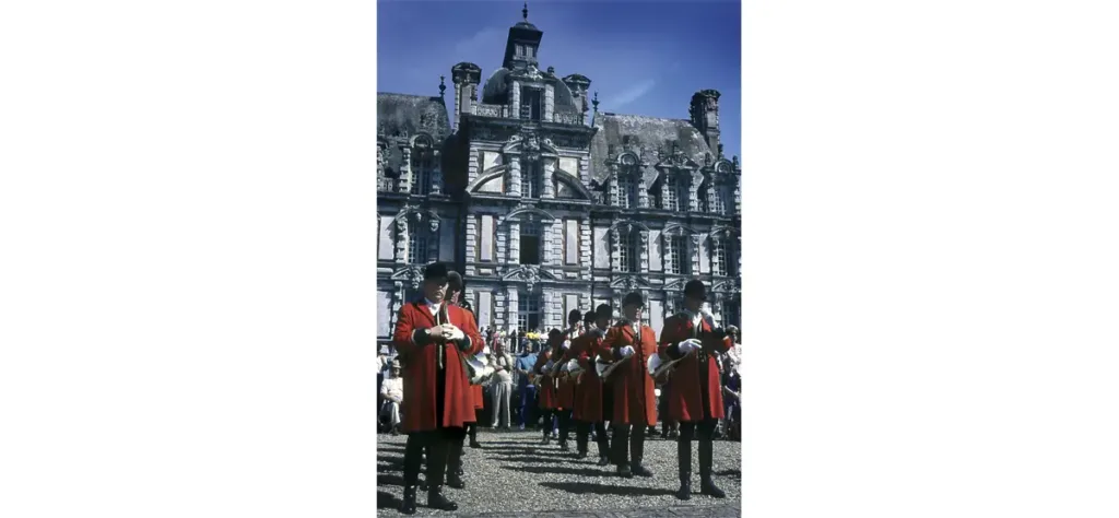 Photo des sonneurs de trompes devant le château de Beaumesnil.