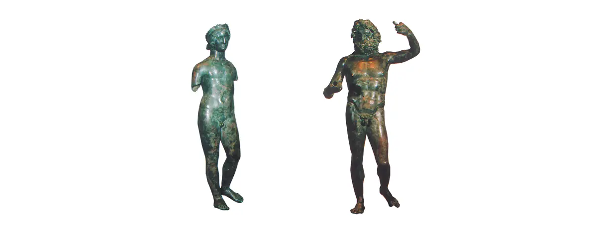 Statues en bronze trouvées au grand sanctuaire. À gauche, Apollon (IIe siècle), à droite, Jupiter Ie siècle).