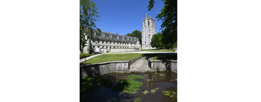 La tour Saint-Nicolas du XVe siècle et son reflet dans l’eau du Bec. À côté, le logis abbatial. (Photo Rodolphe Corbin © Patrimoine Normand)