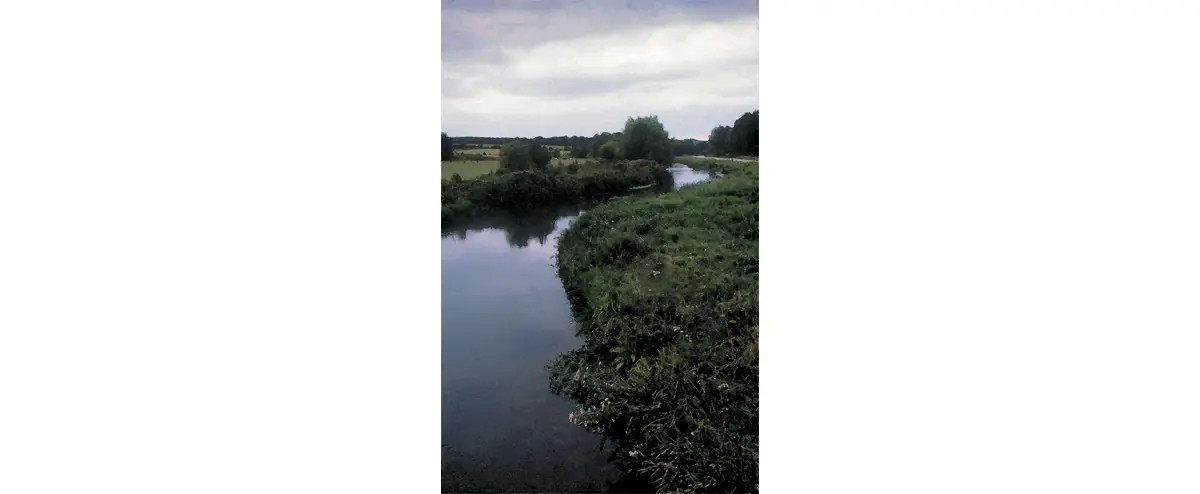 Photo de la Bresle aux eaux miroitantes. D’un côté la Normandie, de l’autre la Picardie.