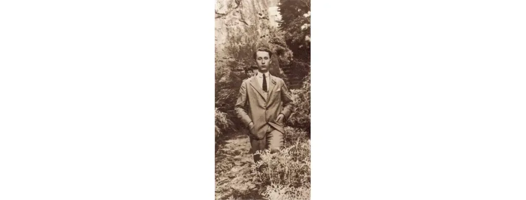 Christian Dior à 18 ans dans le jardin de la falaise.
