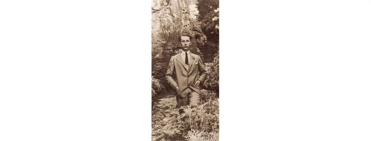 Christian Dior à 18 ans dans le jardin de la falaise.
