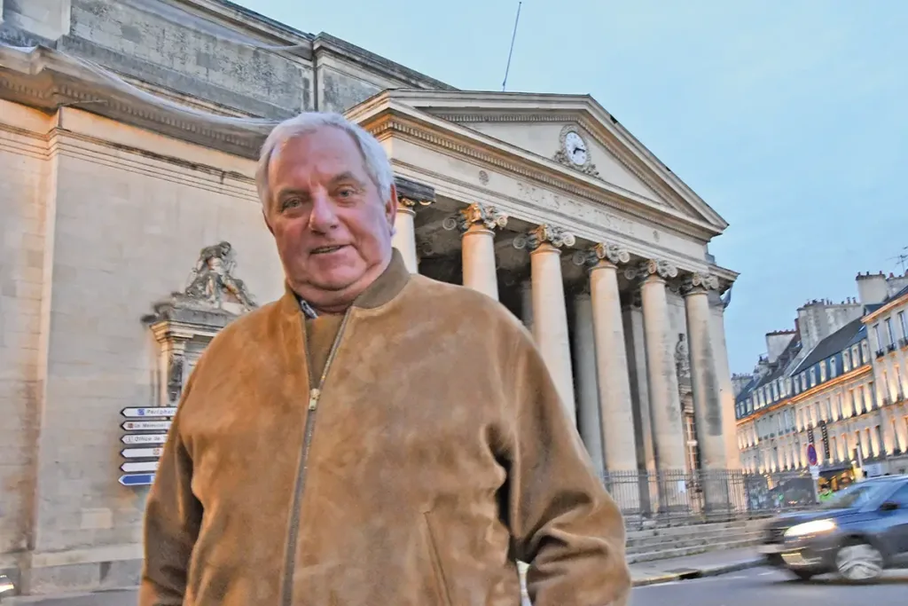 Le fils de Jean Gabin, Mathias Moncorgé, en mars dernier devant l’ancien palais de justice de Caen, où avait été tournée une scène du film La Horse en 1970.