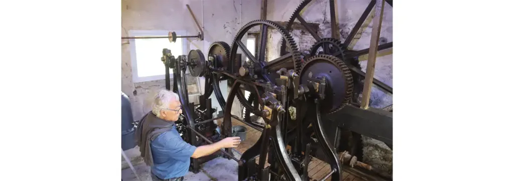 Le petit moulin d’Orbec. Michel Chrétien propose des démonstrations d’utilisation de la machine à élever l’eau.