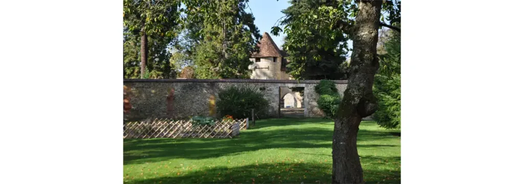 À proximité de l'ancien château fort, l'arboretum présente de très belle variétés d'arbres qui seront pour certains, à l'automne, un enchantement.
