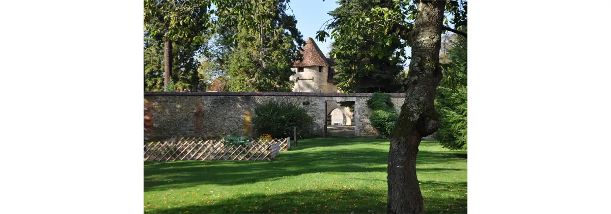 À proximité de l'ancien château fort, l'arboretum présente de très belle variétés d'arbres qui seront pour certains, à l'automne, un enchantement.