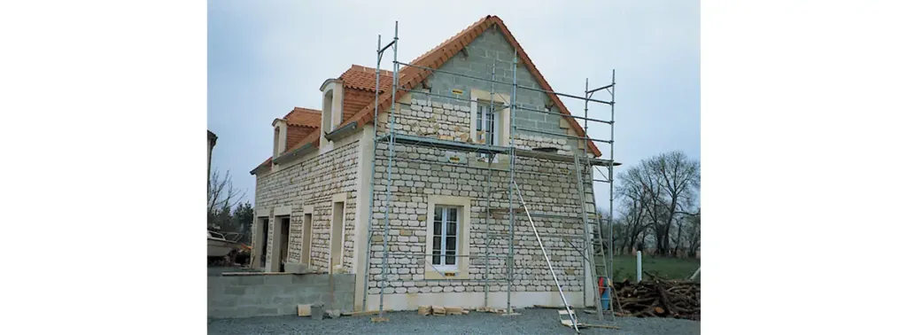 Le placage de mœllon recouvre les agglos. Ils ont été retaillés et leurs angles abattus.