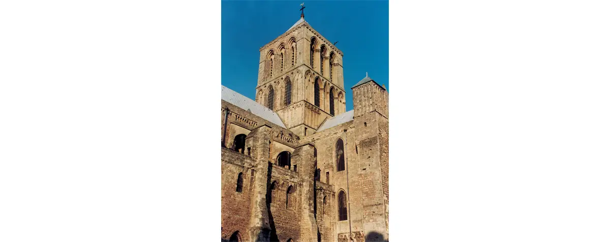 La masse de la tour lanterne de l'église abbatiale de la Trinité de Fécamp rappelle la campagne de travaux effectuée entre 1168 et 1187. Actuellement l'église abbatiale, avec sa chapelle de la vierge construite en 1489 est encore planquée de la tour xxxx de la maîtrise élément de l'enceinte. Des destructions ultérieures ont malheureusement fait disparaître d'autres bâtiments.
