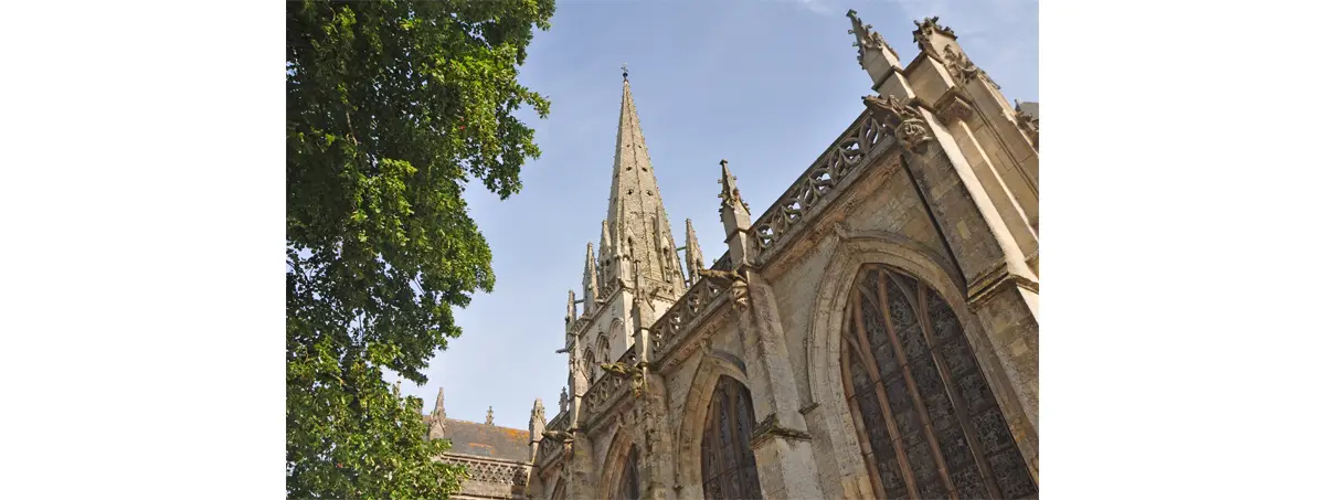La flèche de l’église Notre-Dame domine Carentan. Elle est visible loin aux alentours, signalant la « capitale des marais ».