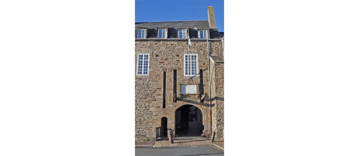 Au sud, face au port, la Grande Porte donne accès au cœur de la Haute Ville avec son pont-levis, elle daterait de 1625. Elle est ouverte dans le logis du Roi qui était la demeure du gouverneur de la ville. Ce logis abrite maintenant le musée du Vieux Granville.