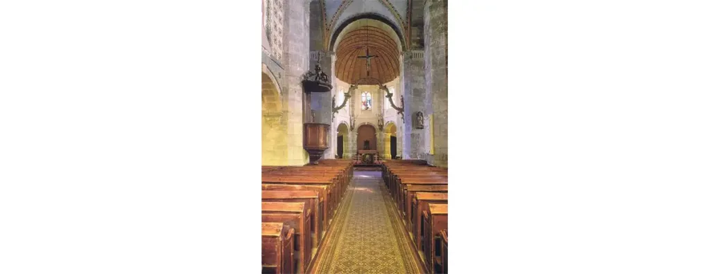 L'intérieur de l'église Saint-Nicolas de Barfleur. On remarquera la chaire à prêcher et la perque réalisées par Guillaume de Mosalines et qui datent de 1761.