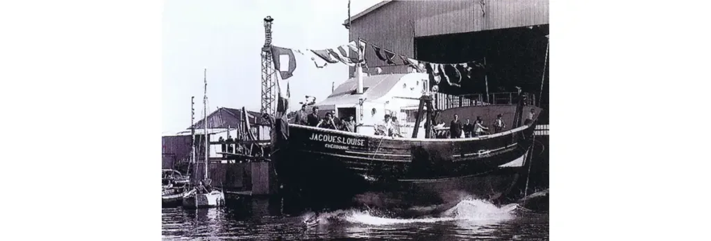 Photo du lancement du « Jacques Louise » aux chantiers Bellot, dans l'avant-port de Cherbourg.