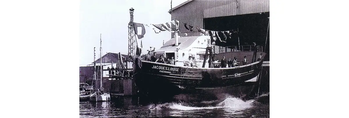 Photo du lancement du « Jacques Louise » aux chantiers Bellot, dans l'avant-port de Cherbourg.