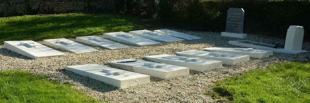 Sépultures des martyrs, dans le cimetière de Saint-Pierre-du-Jonquet.