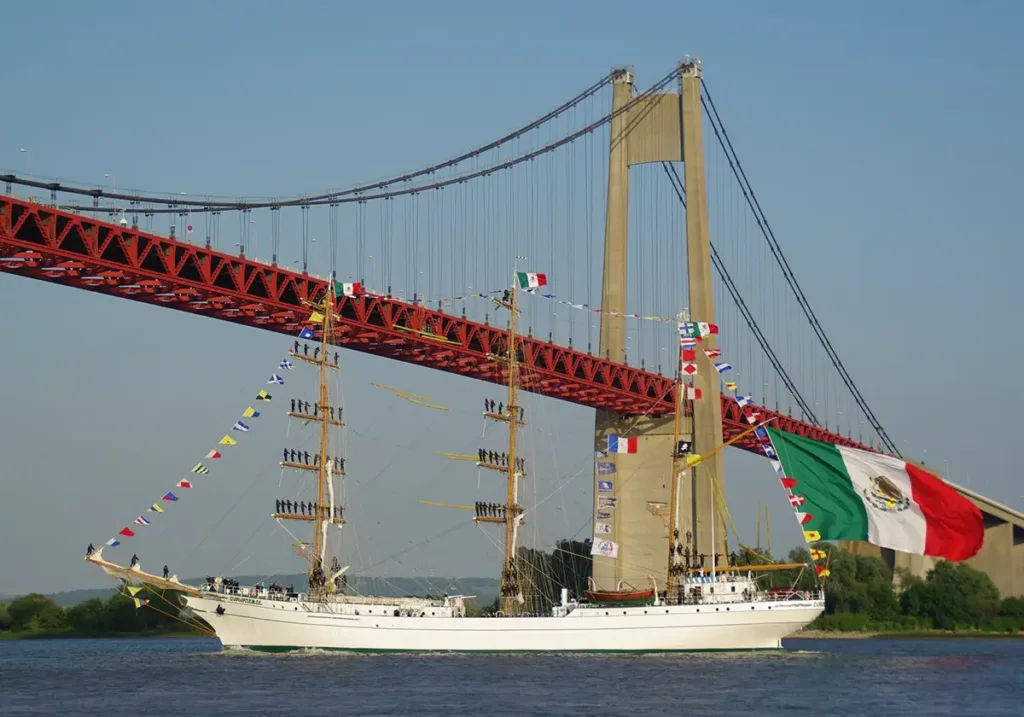 Le Cuauhtémoc franchit le pont de Tancarville.