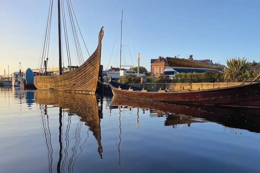 Le Thorvald (à droite) aux côtés du Dreknor dans le port de Carentan.