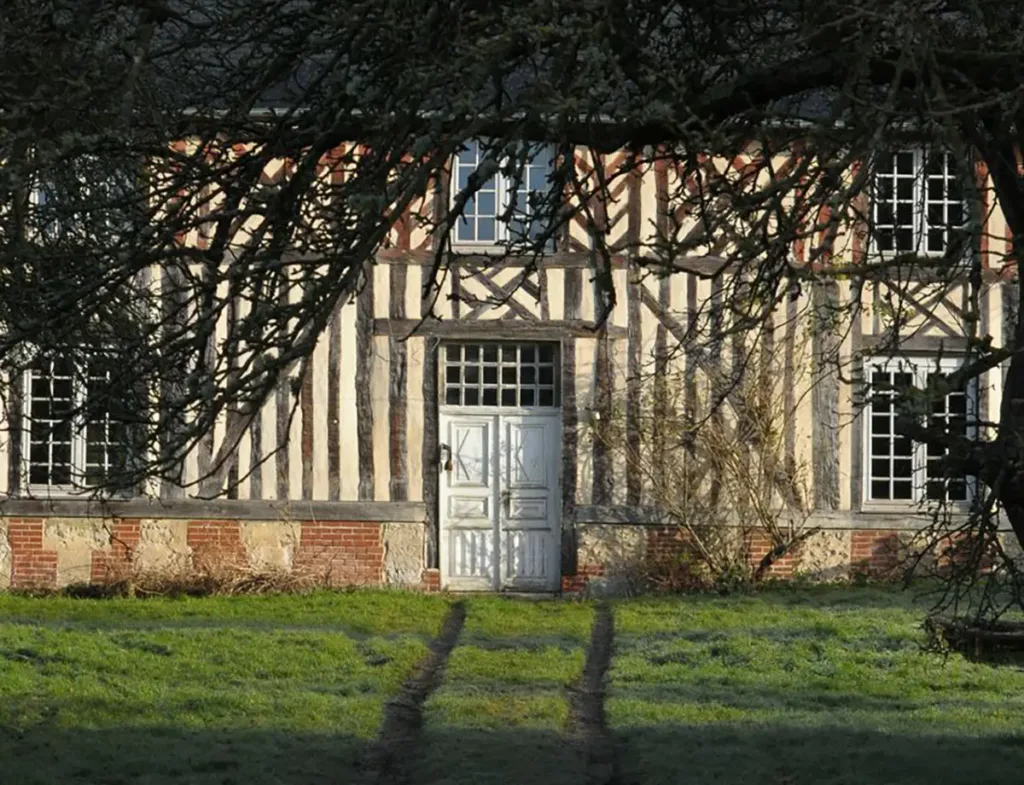 Blangy-le-Château. Un joli bourg environné de multiples chemins campagnards à explorer. La campagne est semée de maisons à pan de bois. (© Laurent Ridel)