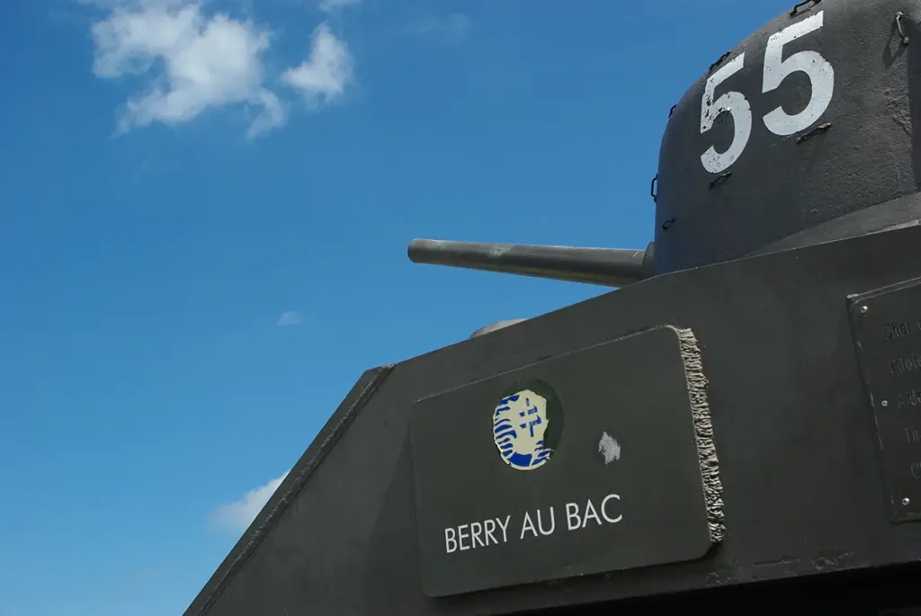 L'idée centrale du Normandy Tank Museum était de se concentrer sur le matériel lourd, comme ce char Sherman à Arromanches.