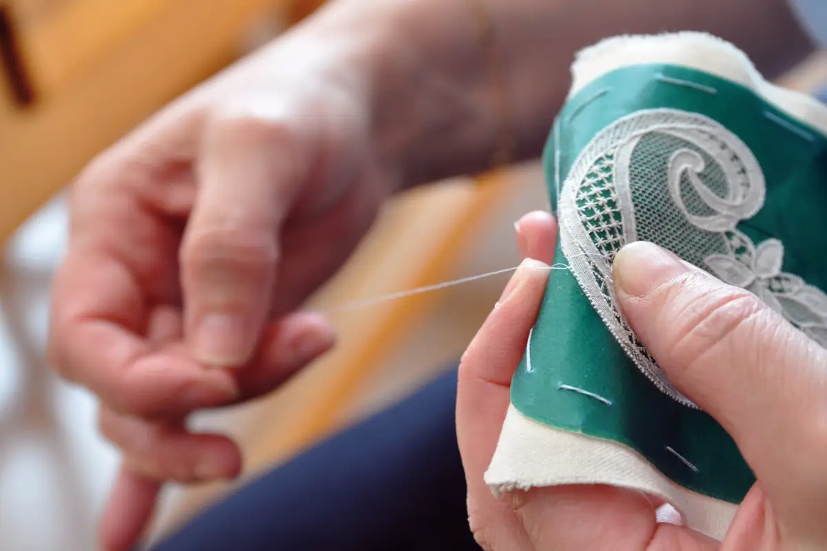 De fil en aiguille, le savoir-faire de la dentelle au point d&rsquo;Alençon