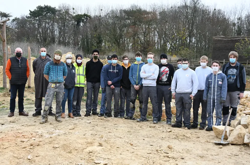 Les éléves de l’Institut Lemonier sur le chantier de construction d’une chapelle du Xe siècle, dans le parc Ornavik.