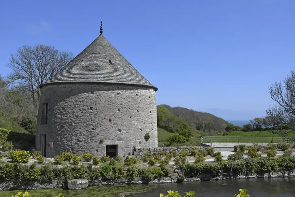 Pigeonnier du manoir du Tourp – La Hague. Si le label « Géoparc mondial de l'UNESCO » s'appuie sur la richesse géologique d'un territoire, il prend également en compte les liens étroits entre les paysages et les sociétés humaines qui les ont façonnés.