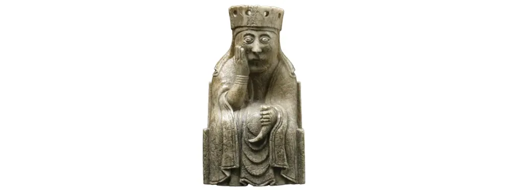 L’une des célèbres figurines de l’échiquier de Lewis, sculptées dans l’ivoire de morse au XIIe siècle.