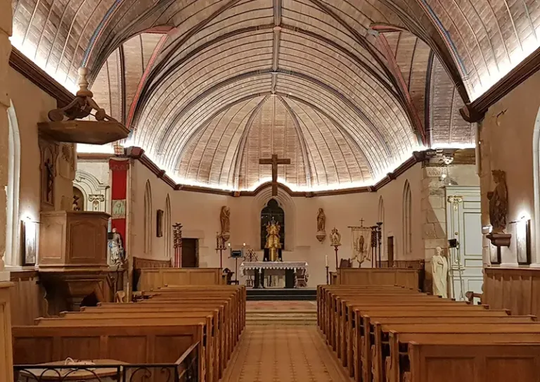 La voûte lambrissée de l'église de Chamblac est remarquable. (© Virginie Michelland)